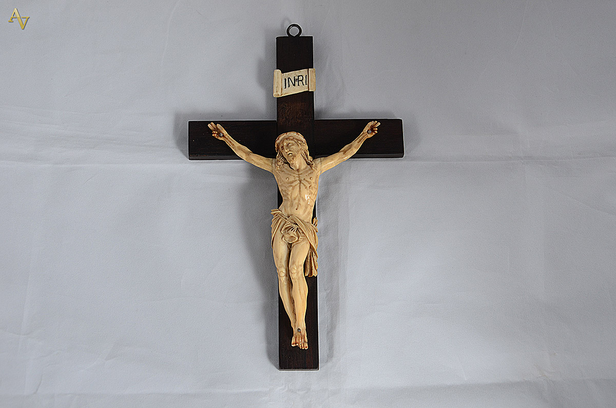 Crucifixo com figura de Cristo de marfim, altura total 29 cm.