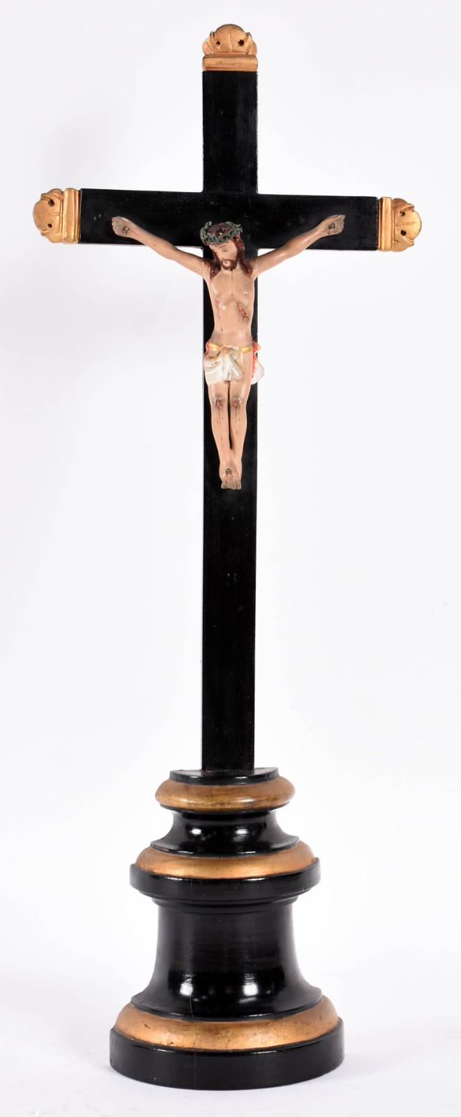 Crucifixo na cor preta com realces dourados e figura de Cristo de... - foto 1 de 3