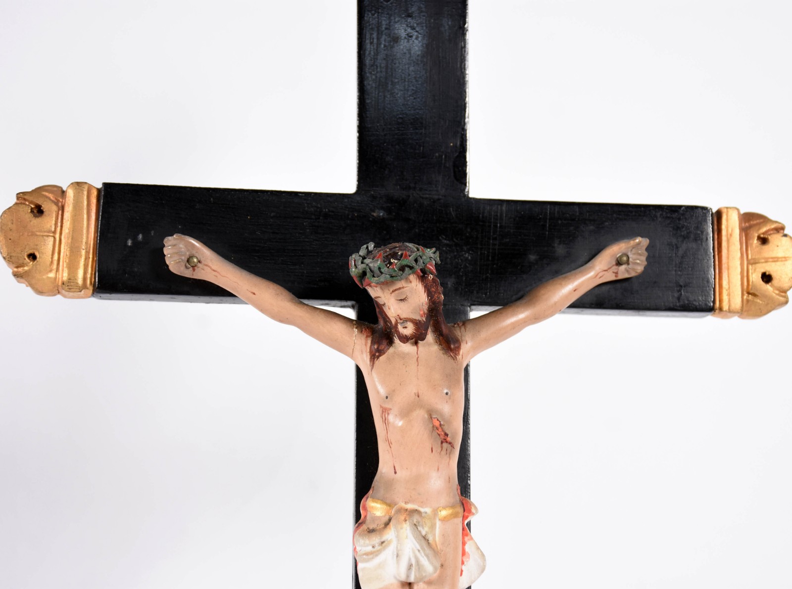 Crucifixo na cor preta com realces dourados e figura de Cristo de... - foto 2 de 3
