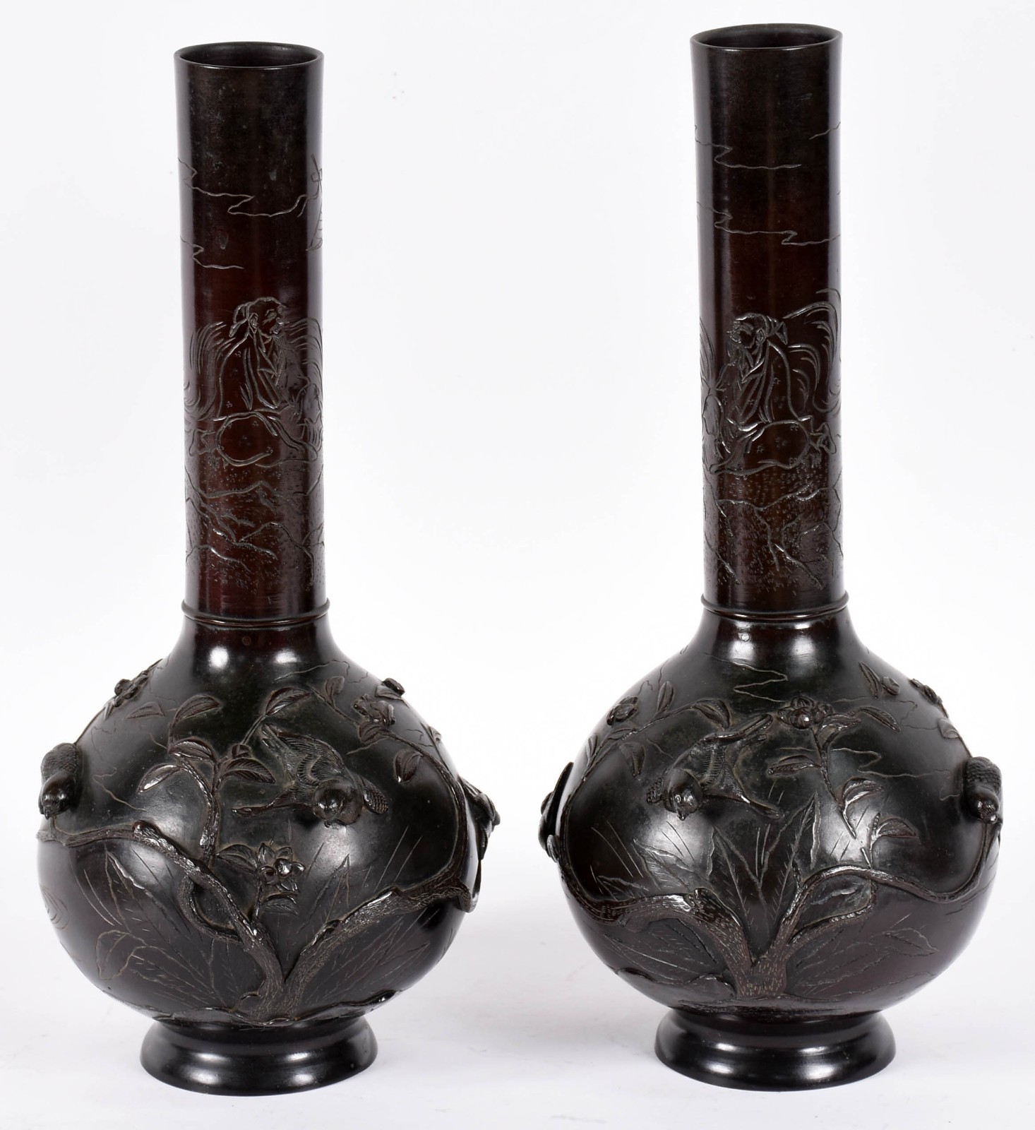 Par de vasos orientais em bronze com pássaros em relevo, marcados na... - foto 1 de 5