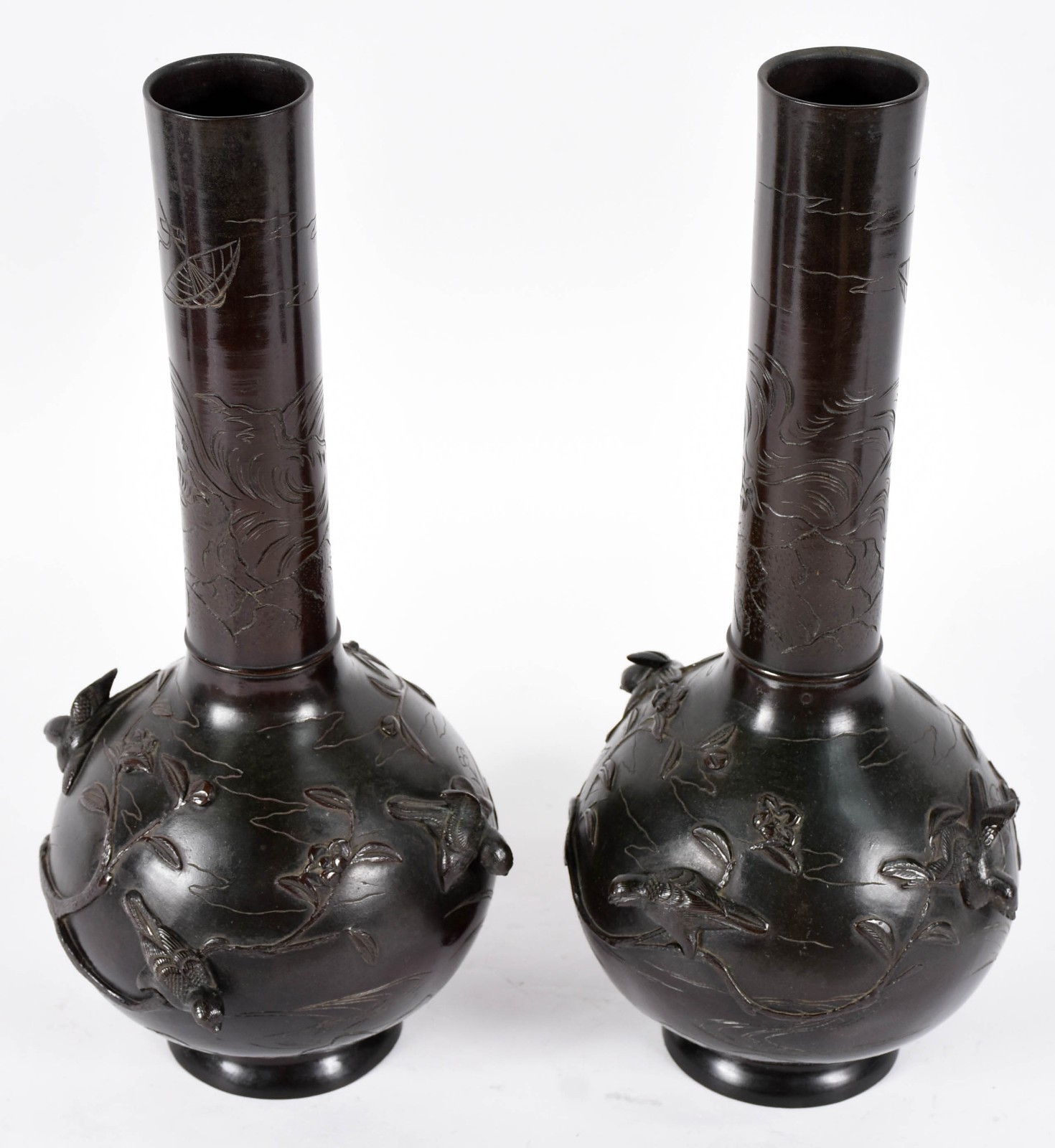 Par de vasos orientais em bronze com pássaros em relevo, marcados na... - foto 2 de 5