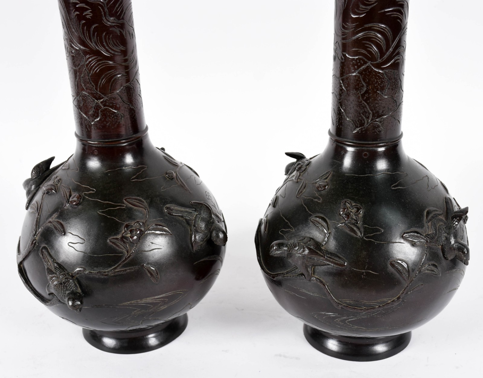 Par de vasos orientais em bronze com pássaros em relevo, marcados na... - foto 3 de 5