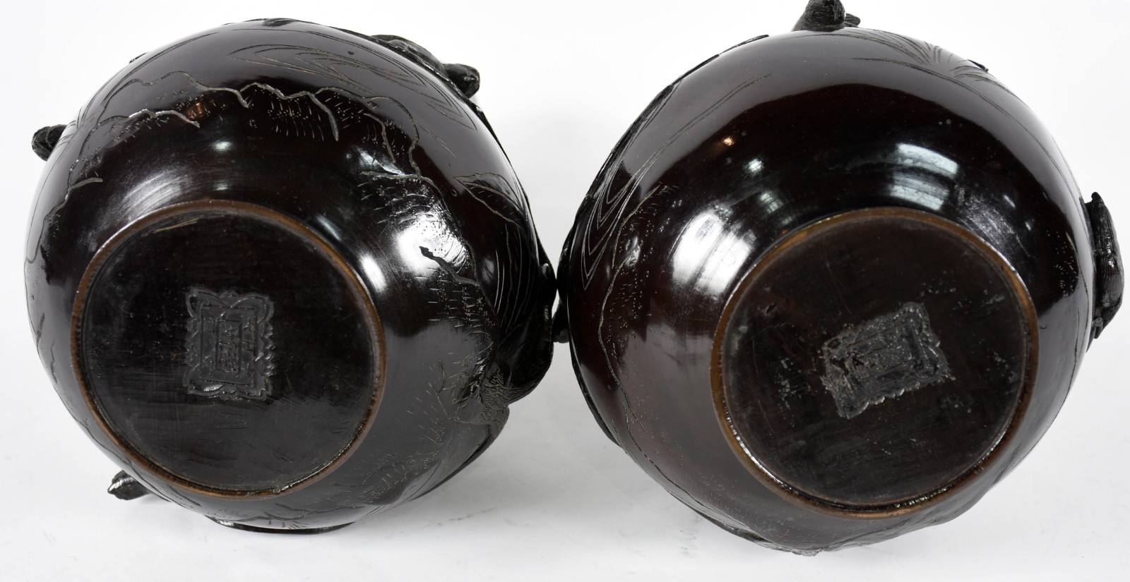 Par de vasos orientais em bronze com pássaros em relevo, marcados na... - foto 4 de 5