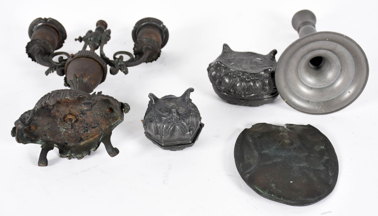 Seis peças de estanho sendo jarra para água, 2 candelabros, duas... - foto 5 de 6