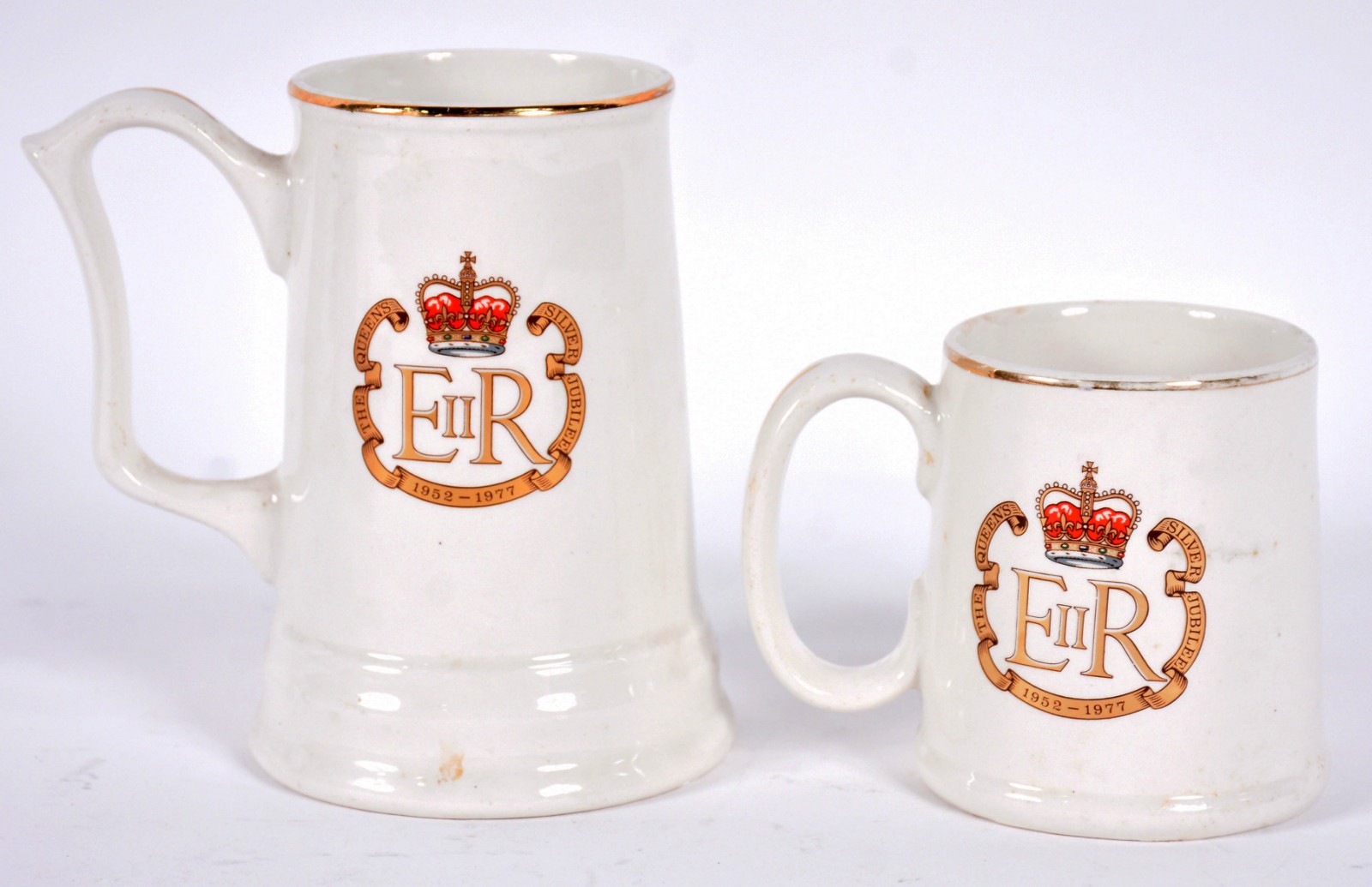 Duas canecas de porcelana inglesa comemorativas do Jubileu da Rainha... - foto 1 de 5