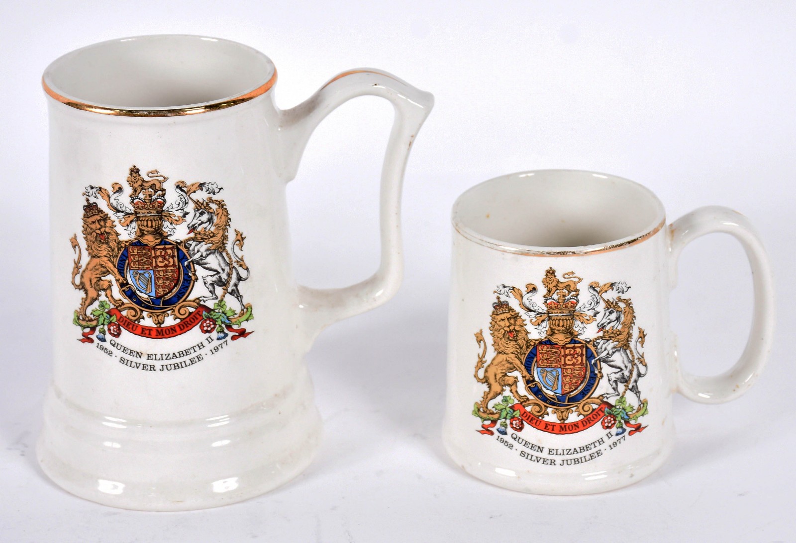 Duas canecas de porcelana inglesa comemorativas do Jubileu da Rainha... - foto 3 de 5