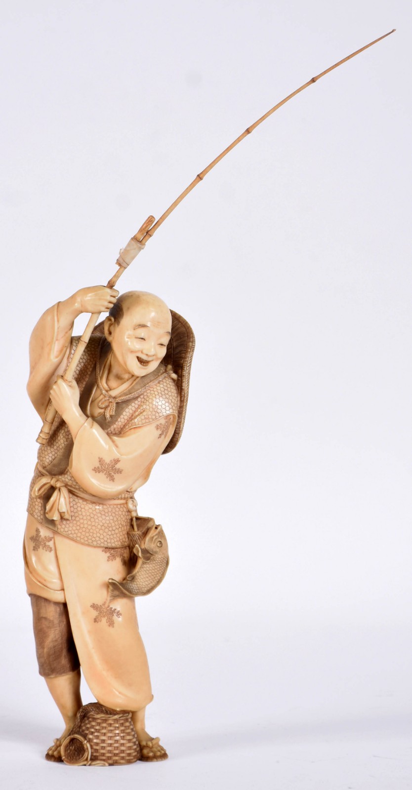 Estatueta de marfim representando pescador, base com selo vermelho... - foto 1 de 5