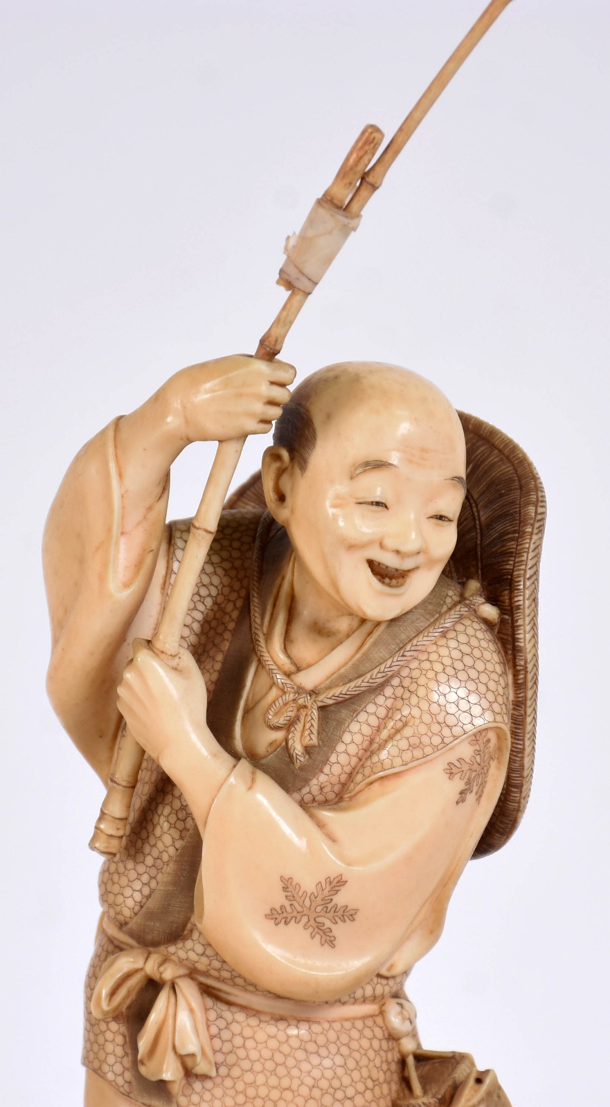 Estatueta de marfim representando pescador, base com selo vermelho... - foto 2 de 5