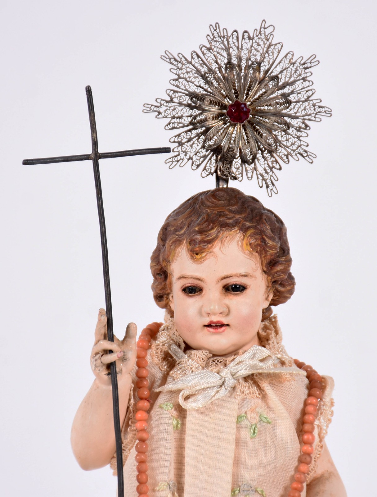 Belíssima imagem de Jesus menino em madeira policromada com roupa de... - foto 2 de 5