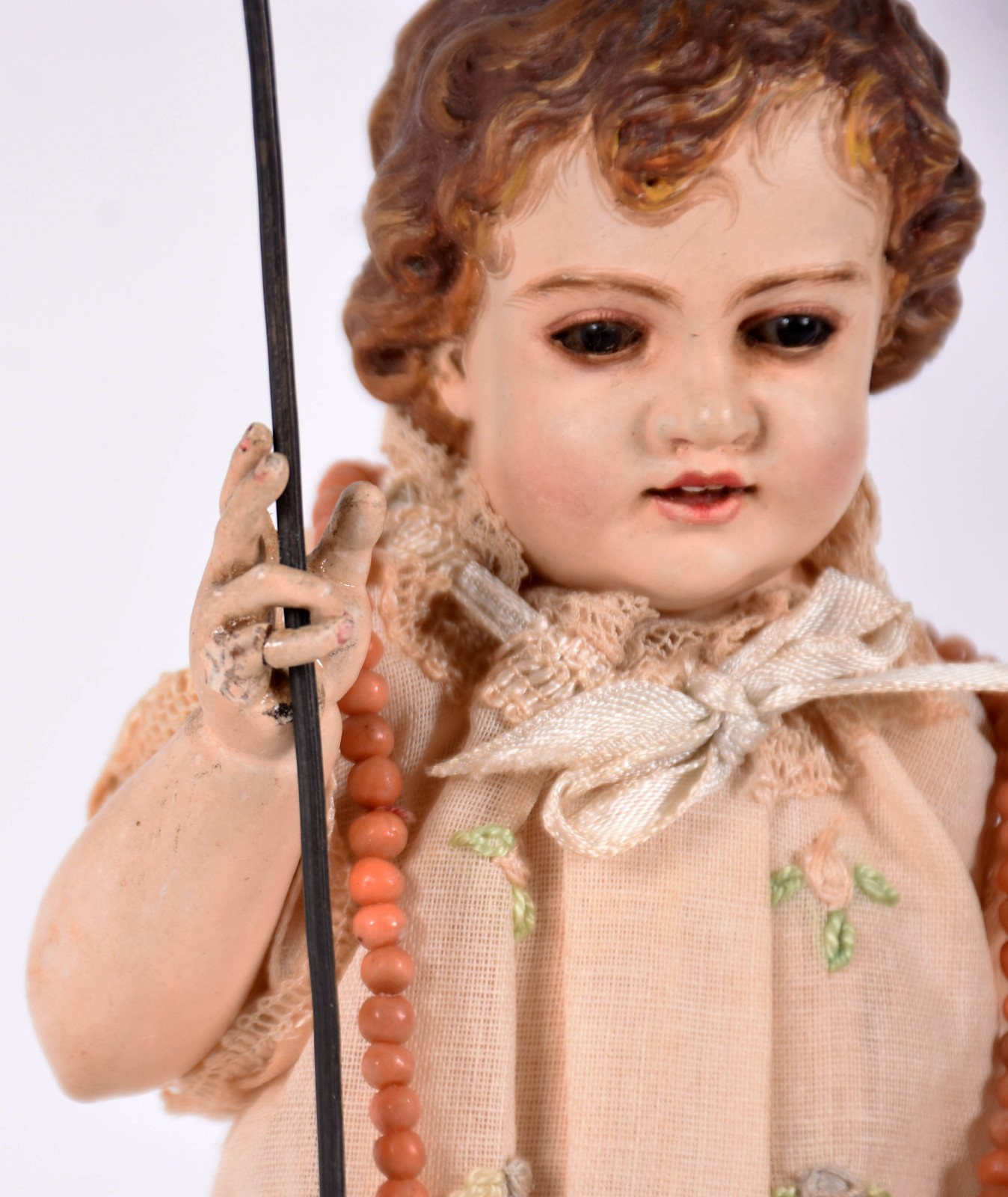 Belíssima imagem de Jesus menino em madeira policromada com roupa de... - foto 3 de 5