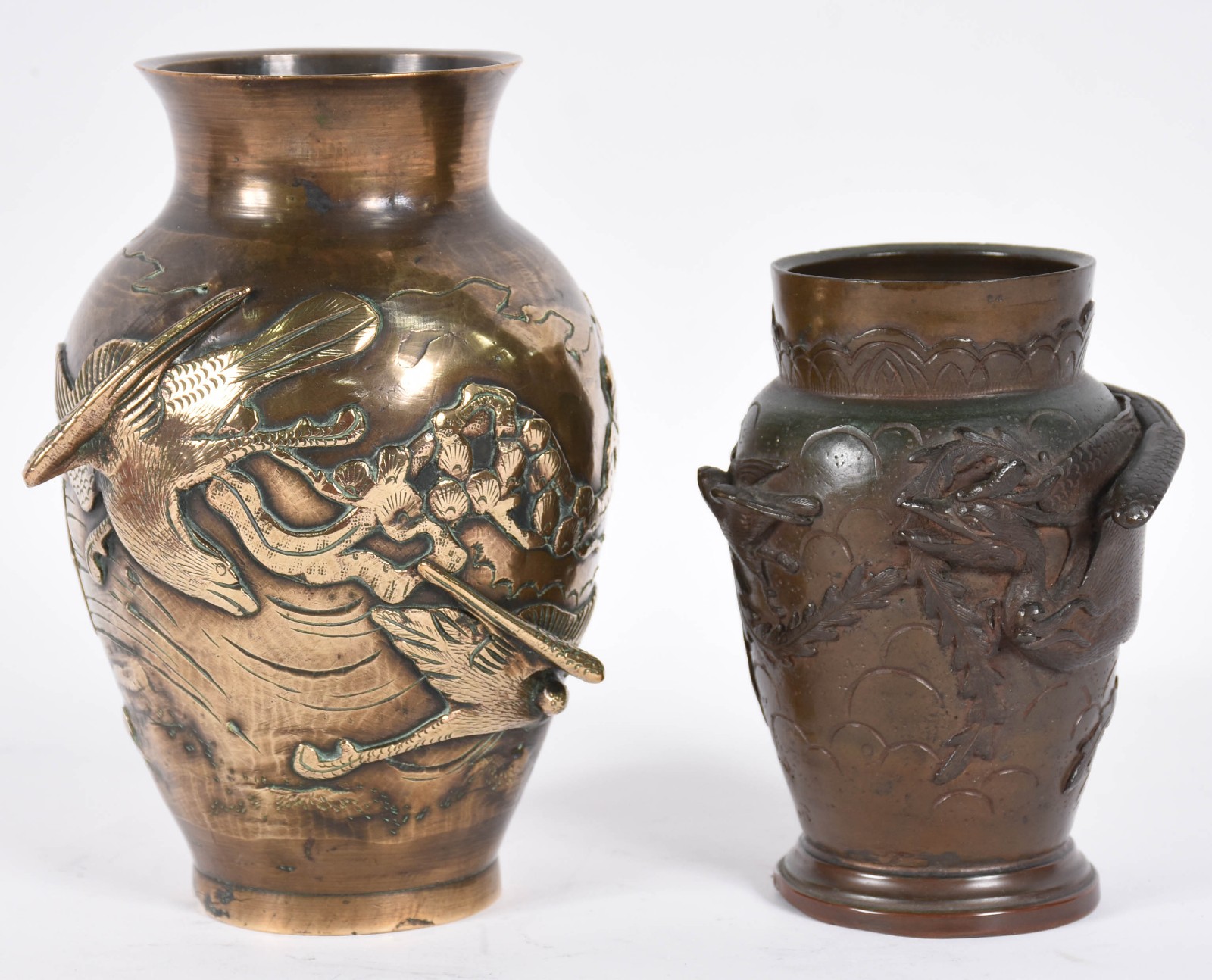 Dois vasos de bronze oriental com pássaros em relevo sendo um com... - foto 1 de 5