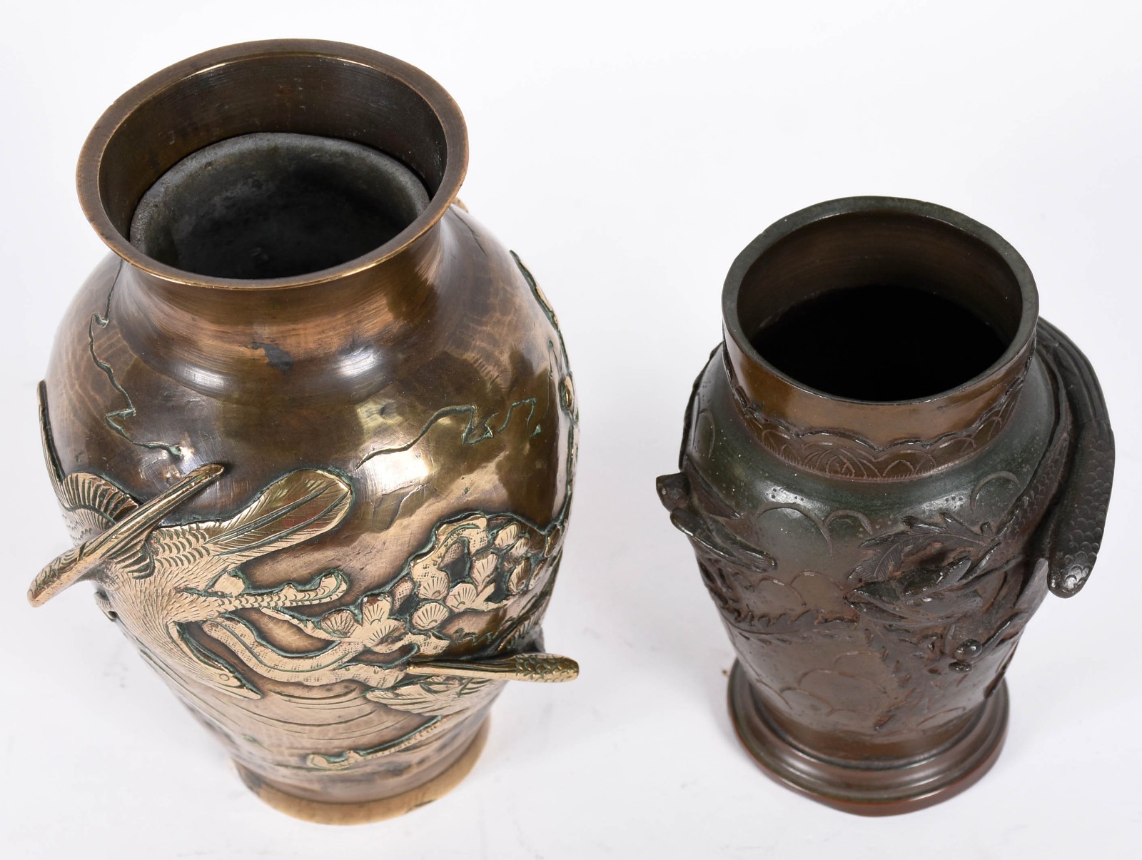 Dois vasos de bronze oriental com pássaros em relevo sendo um com... - foto 2 de 5