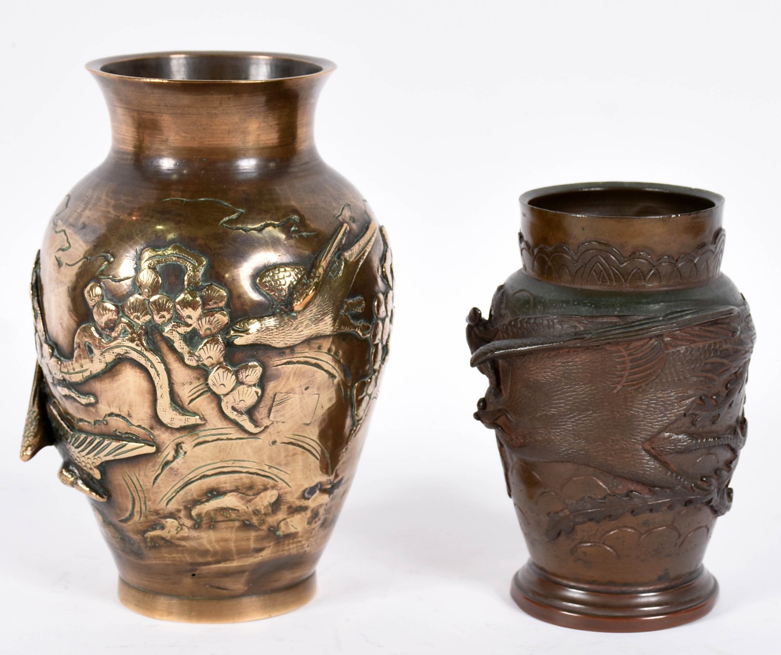 Dois vasos de bronze oriental com pássaros em relevo sendo um com... - foto 3 de 5