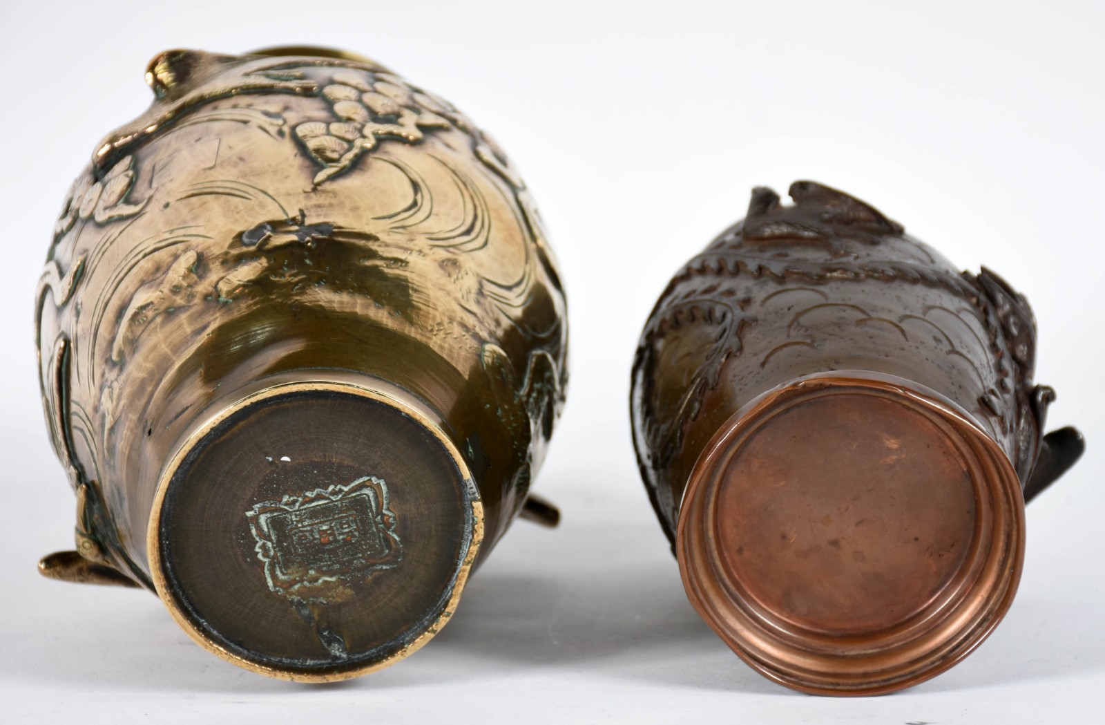 Dois vasos de bronze oriental com pássaros em relevo sendo um com... - foto 4 de 5