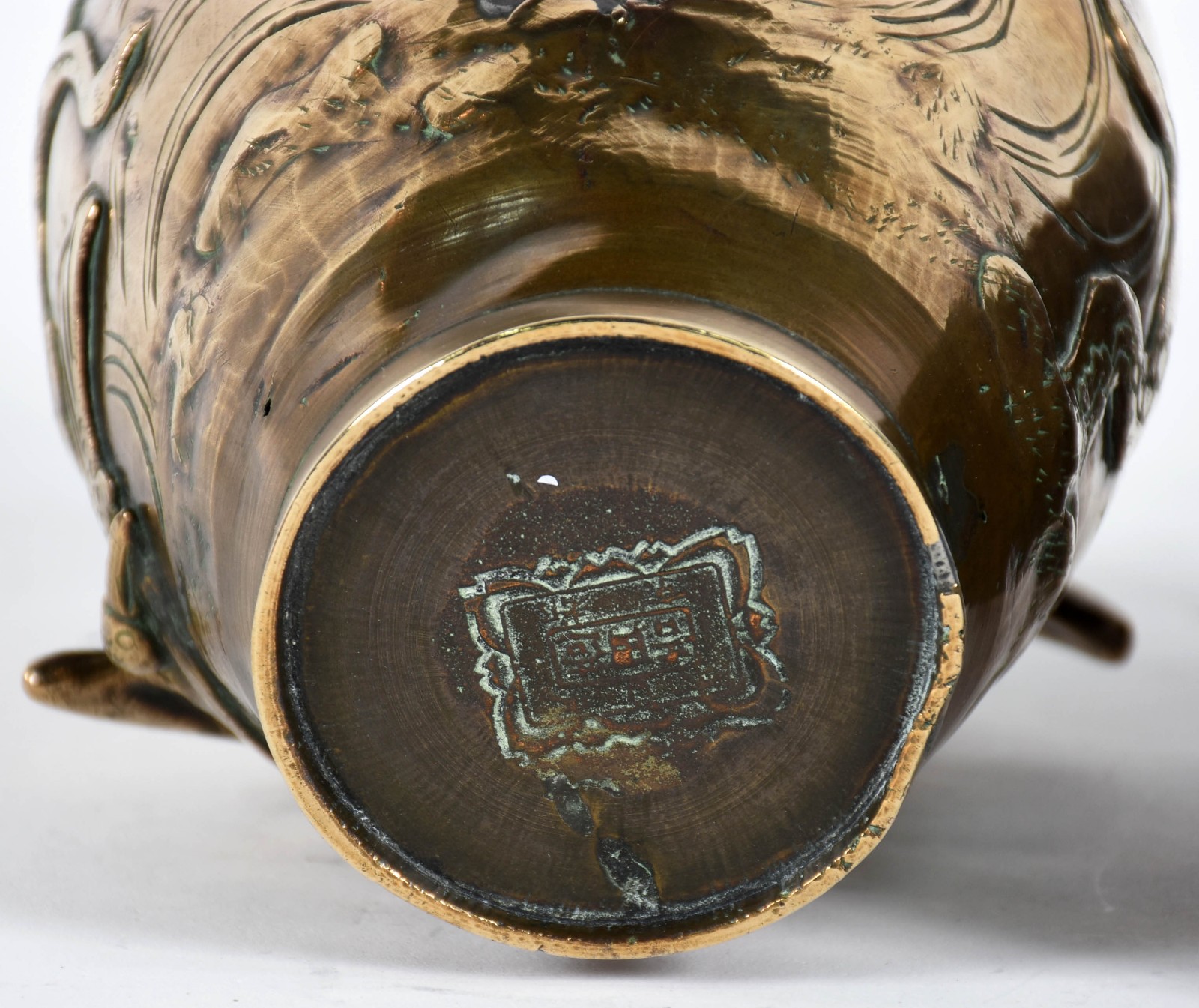 Dois vasos de bronze oriental com pássaros em relevo sendo um com... - foto 5 de 5