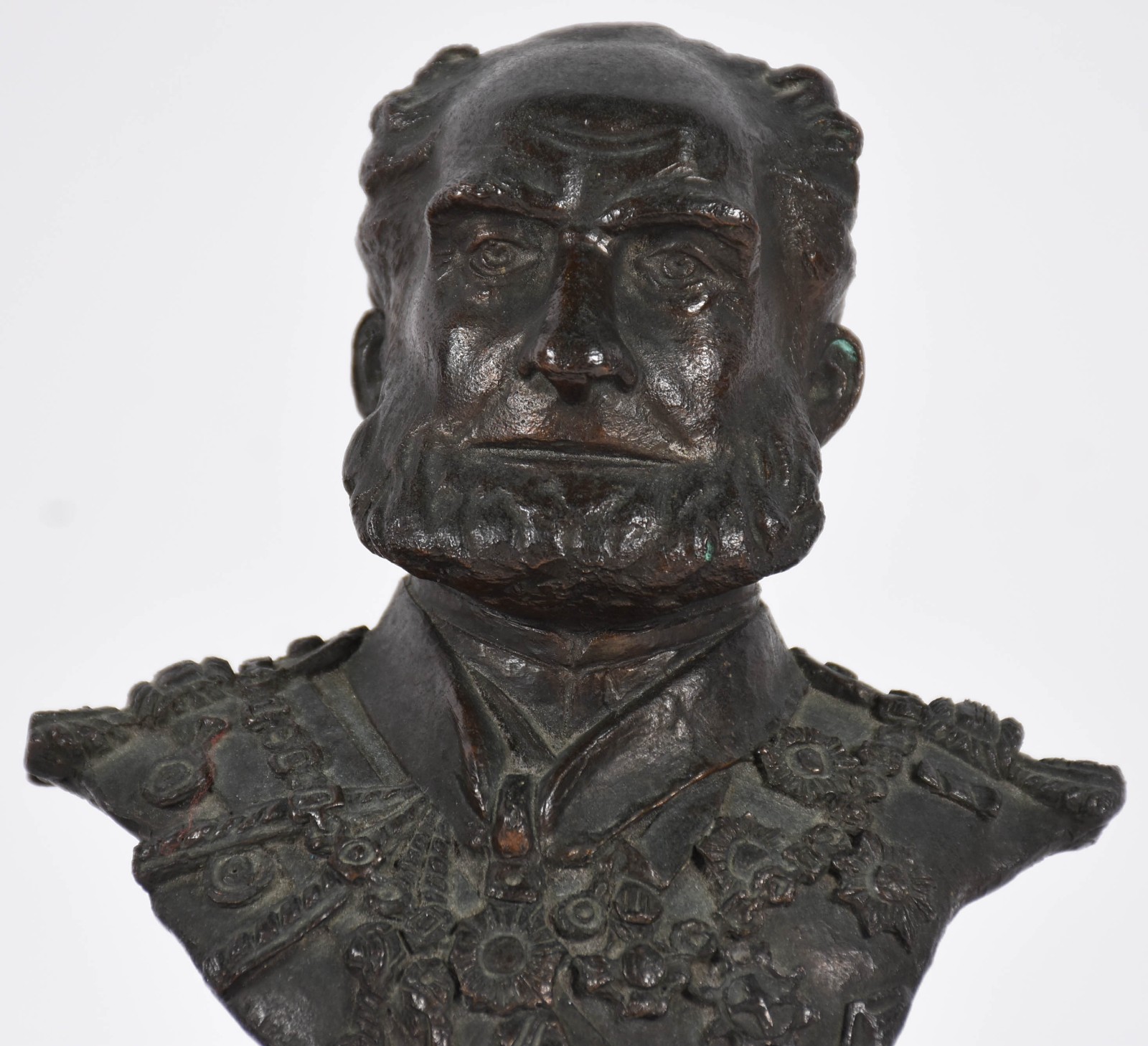Dois bustos de bronze representando militar com base de madeira e... - foto 2 de 8