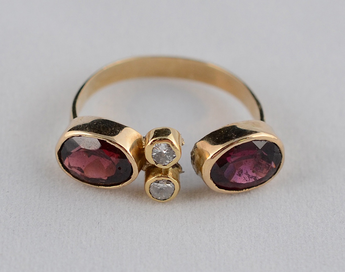 Anel de ouro 18 k com duas rubelitas e dois brilhantes - 3,5 g - Aro... - foto 1 de 2