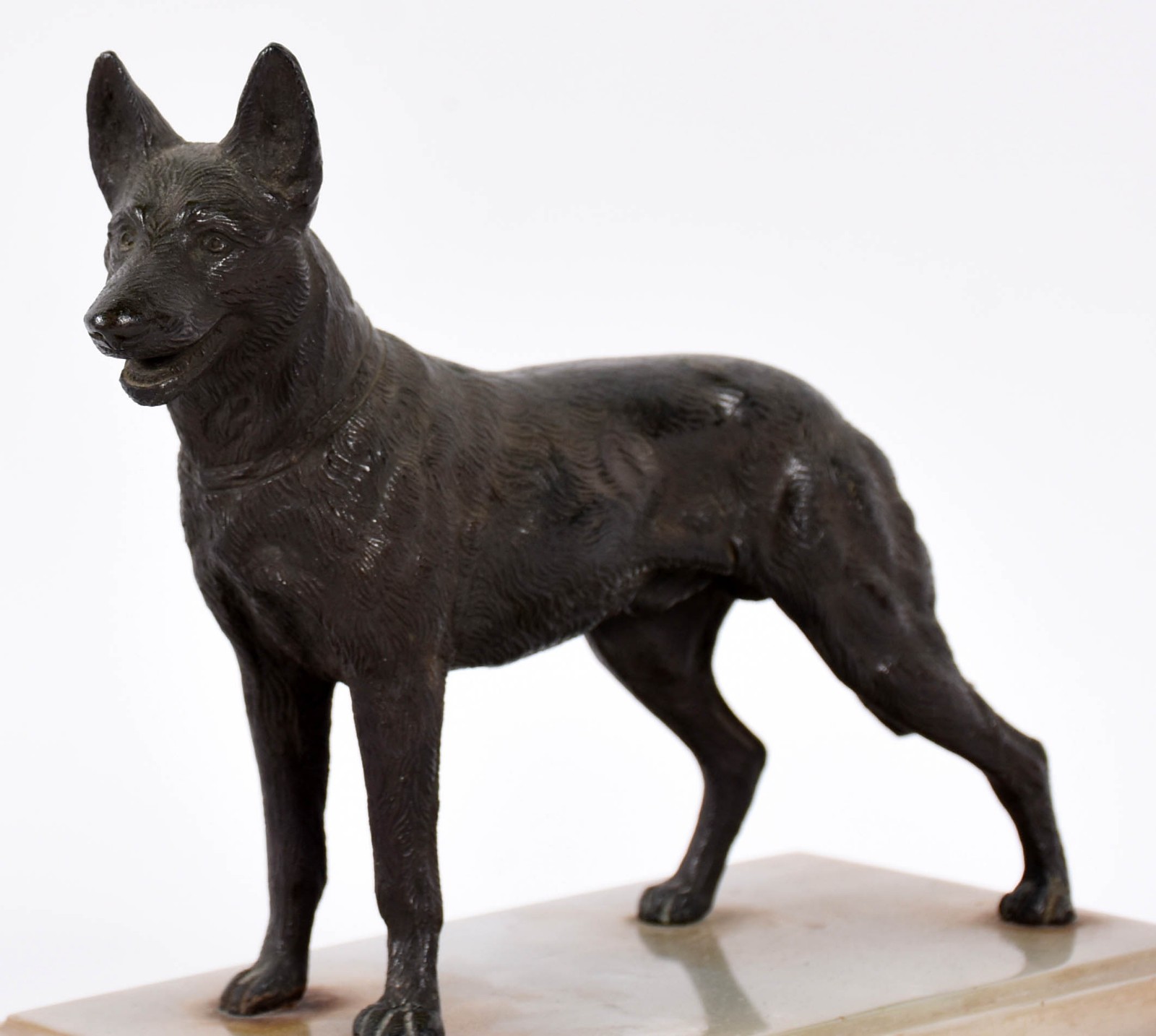 Escultura representando lobo de bronze com base de onix e mármore... - foto 2 de 4
