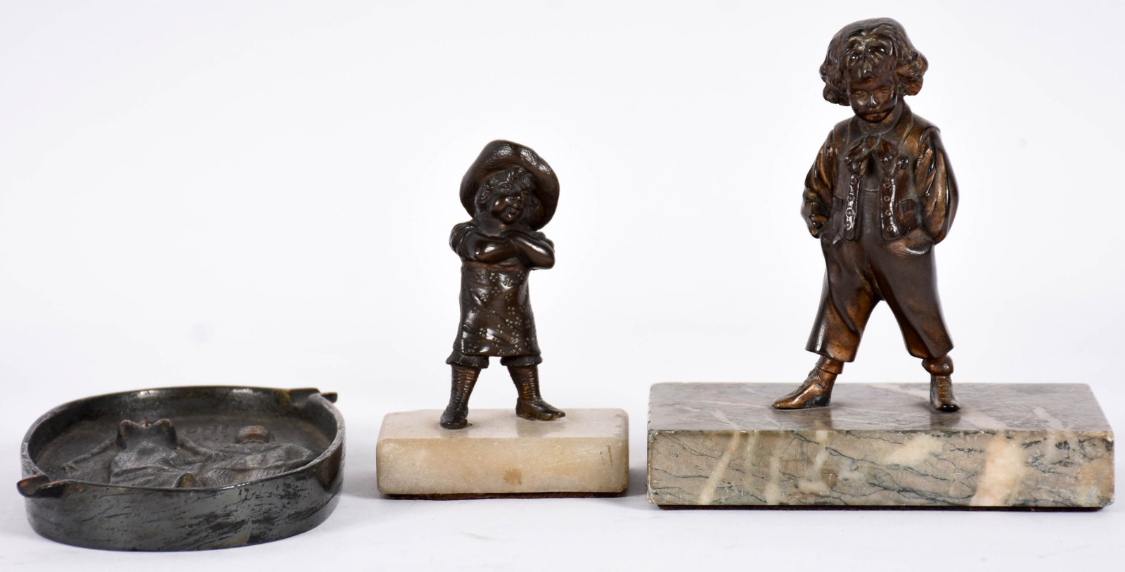 Três peças de bronze sendo duas estatuetas representando meninos com... - foto 1 de 7