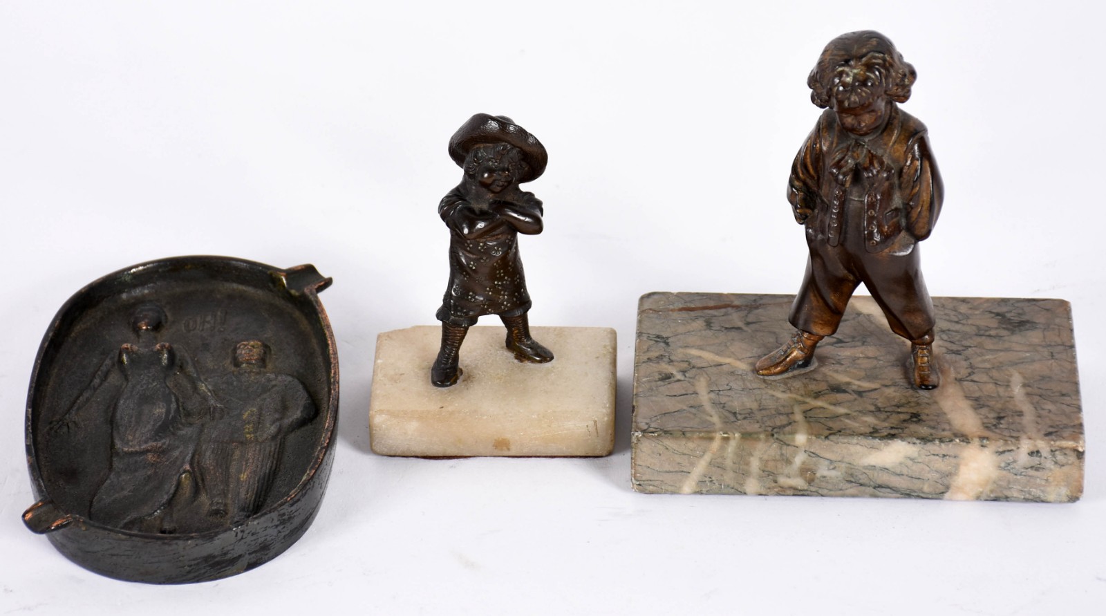 Três peças de bronze sendo duas estatuetas representando meninos com... - foto 2 de 7