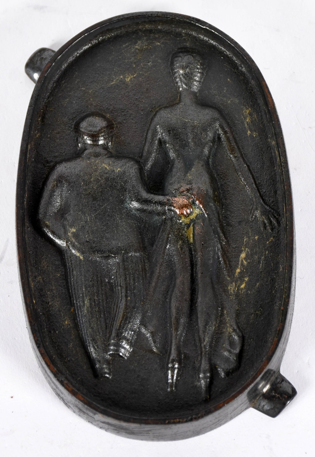 Três peças de bronze sendo duas estatuetas representando meninos com... - foto 4 de 7
