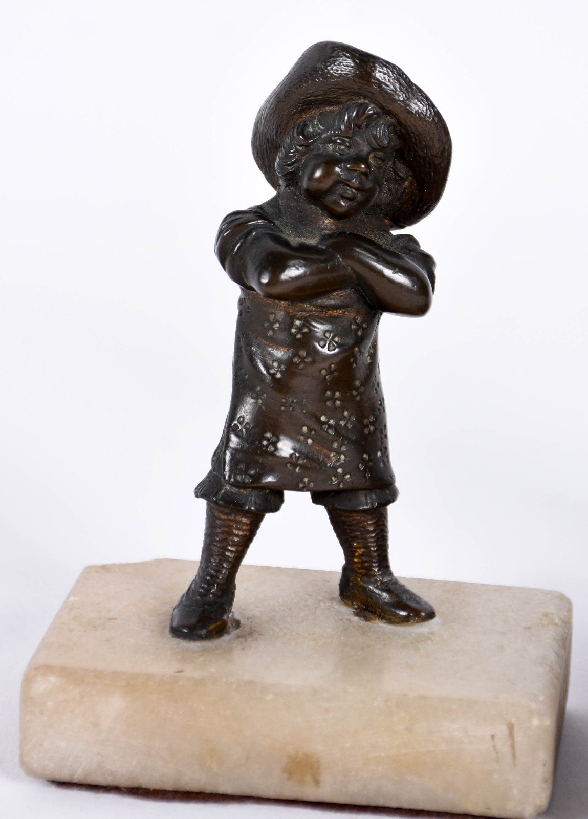 Três peças de bronze sendo duas estatuetas representando meninos com... - foto 5 de 7