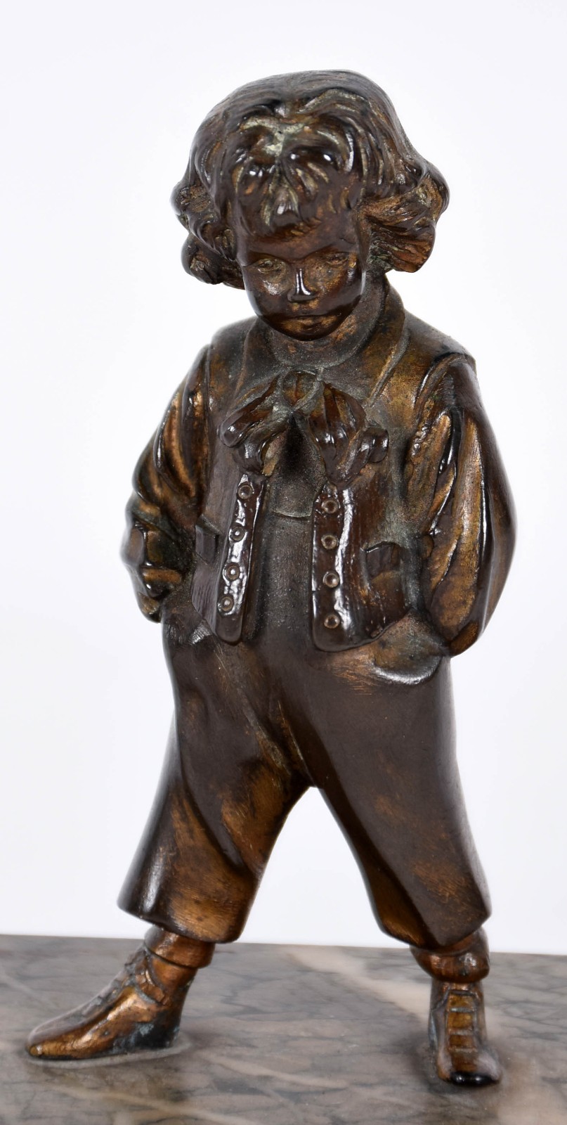 Três peças de bronze sendo duas estatuetas representando meninos com... - foto 6 de 7