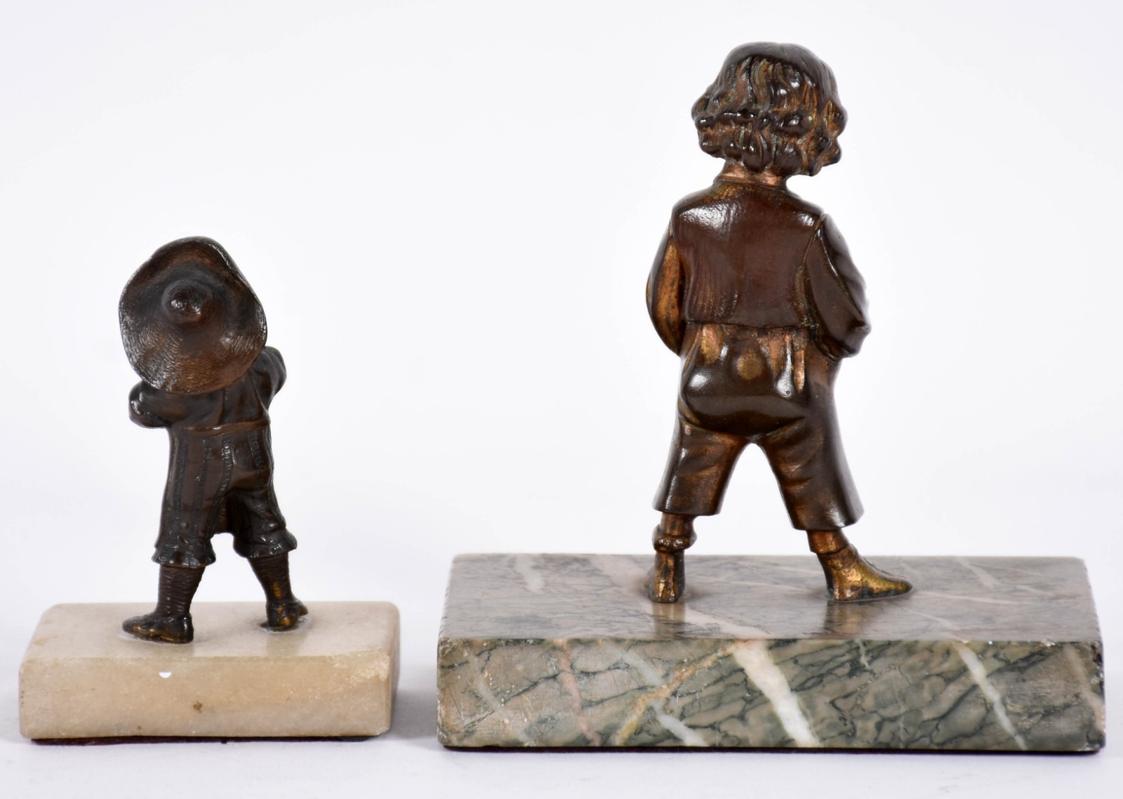 Três peças de bronze sendo duas estatuetas representando meninos com... - foto 7 de 7