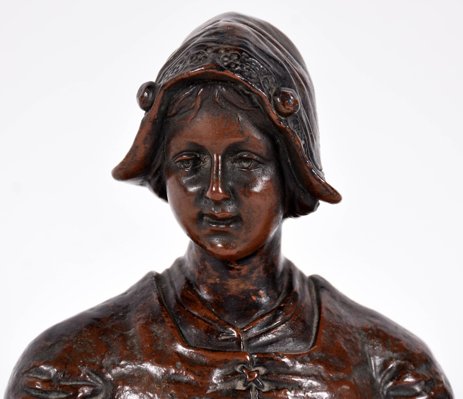 Duas estatuetas de petit bronze sendo, busto de camponesa e outra... - foto 2 de 6