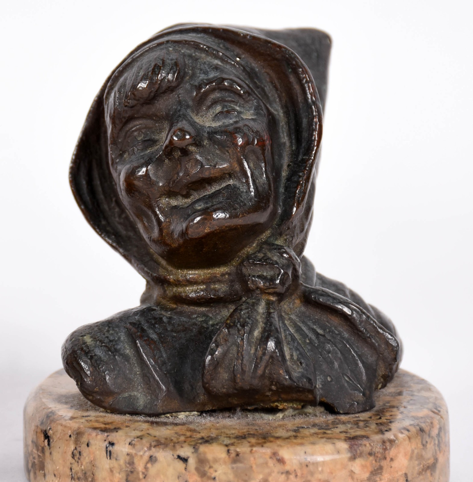 Duas estatuetas de petit bronze sendo, busto de camponesa e outra... - foto 3 de 6