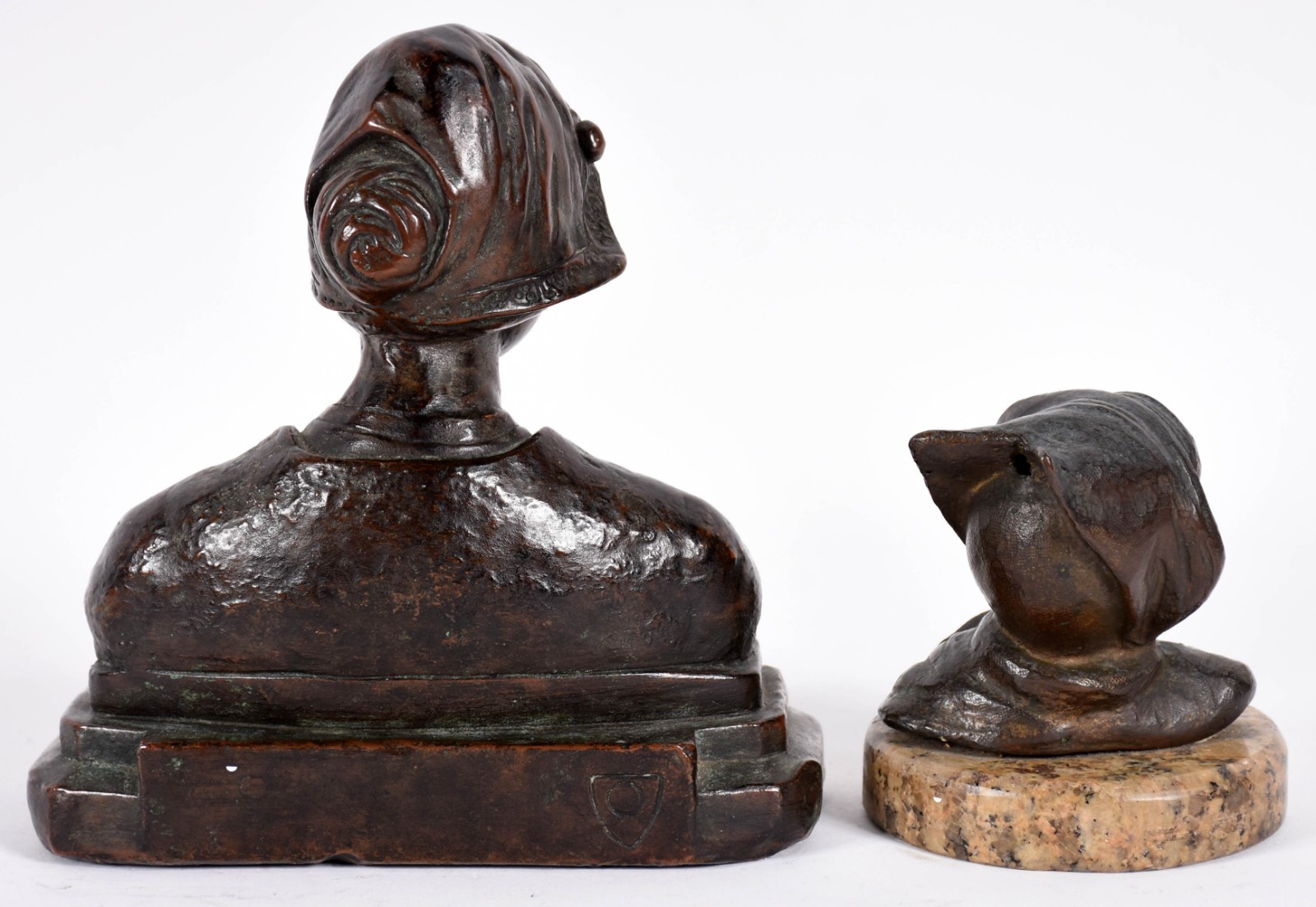 Duas estatuetas de petit bronze sendo, busto de camponesa e outra... - foto 4 de 6