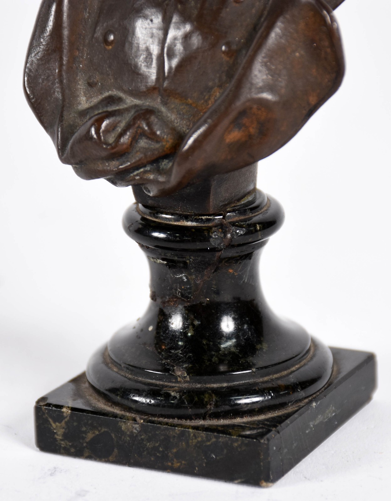 Estatueta de bronze representando Napoleão, base de mármore (quebrada... - foto 6 de 6