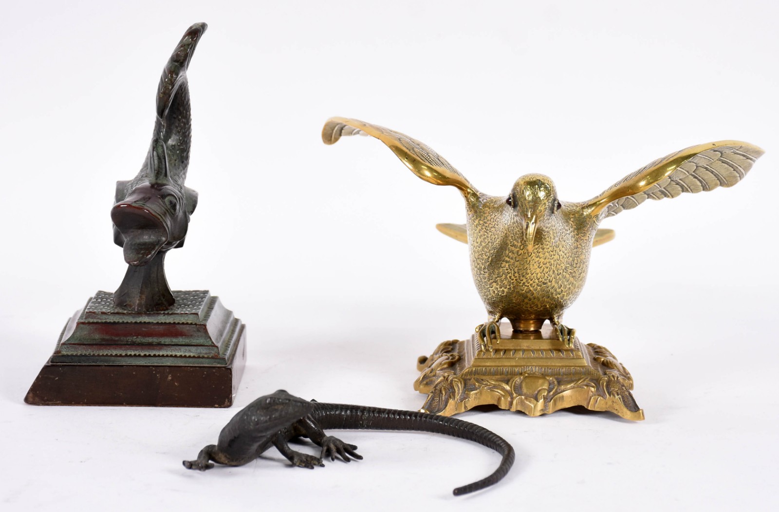 Três estatuetas de bronze representando animais sendo pomba, peixe e... - foto 1 de 7