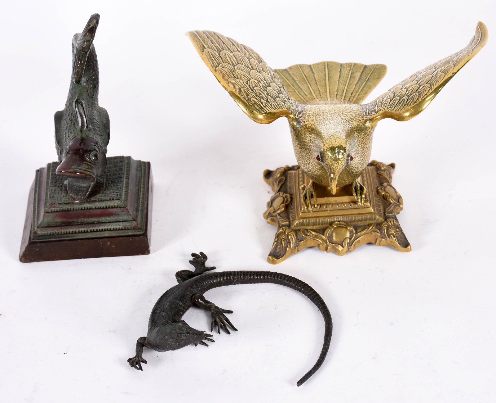 Três estatuetas de bronze representando animais sendo pomba, peixe e... - foto 3 de 7