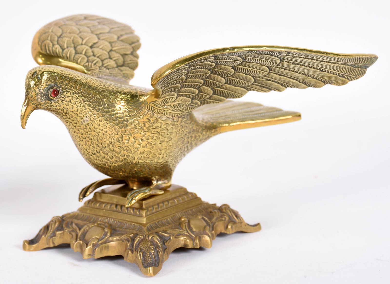 Três estatuetas de bronze representando animais sendo pomba, peixe e... - foto 4 de 7