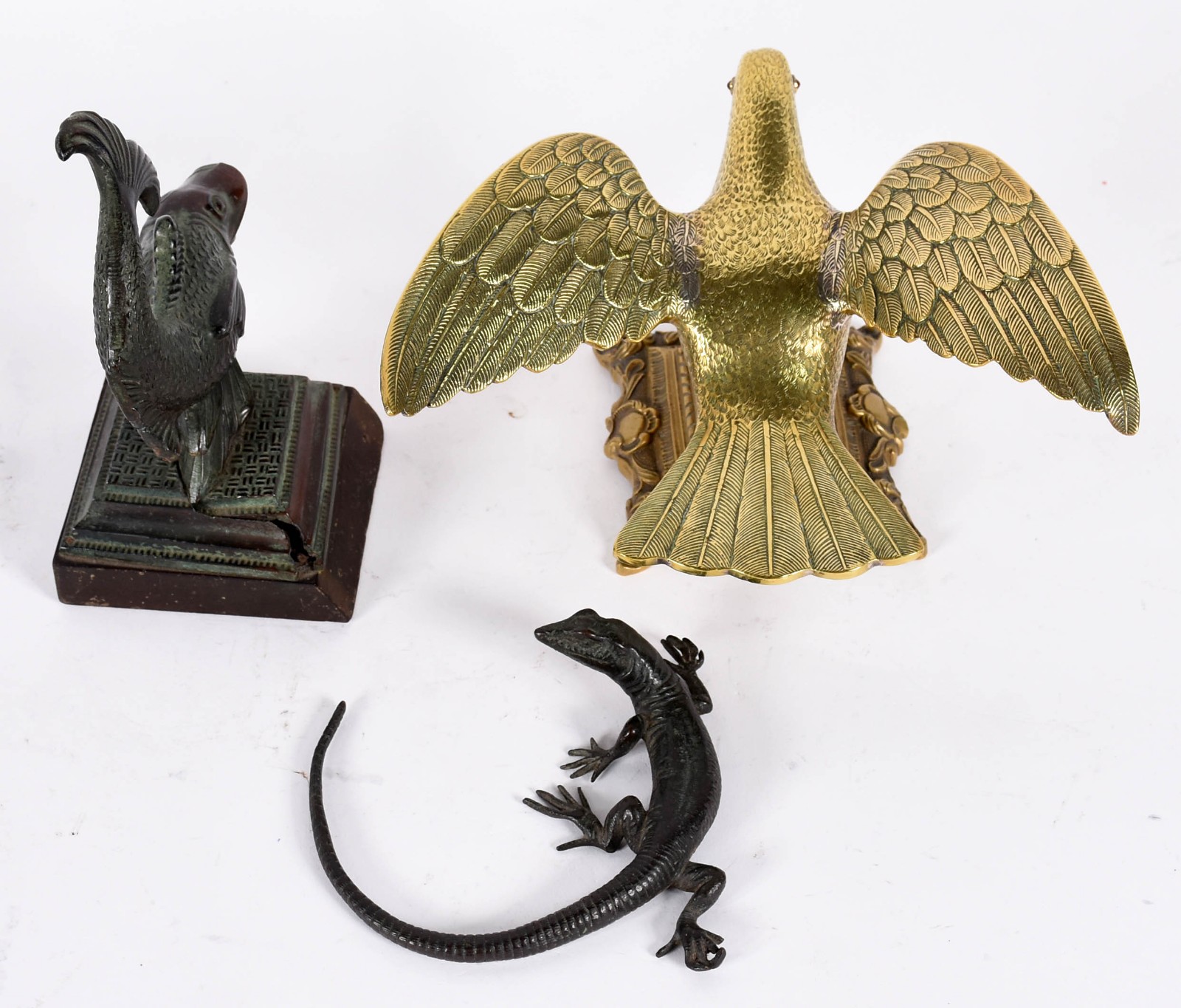 Três estatuetas de bronze representando animais sendo pomba, peixe e... - foto 2 de 7