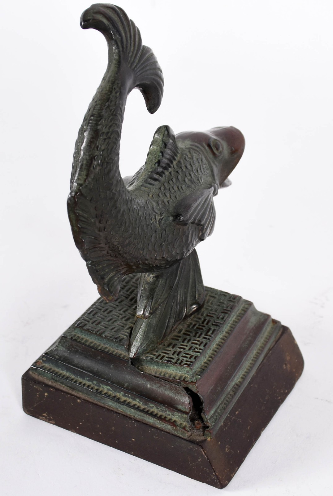 Três estatuetas de bronze representando animais sendo pomba, peixe e... - foto 6 de 7