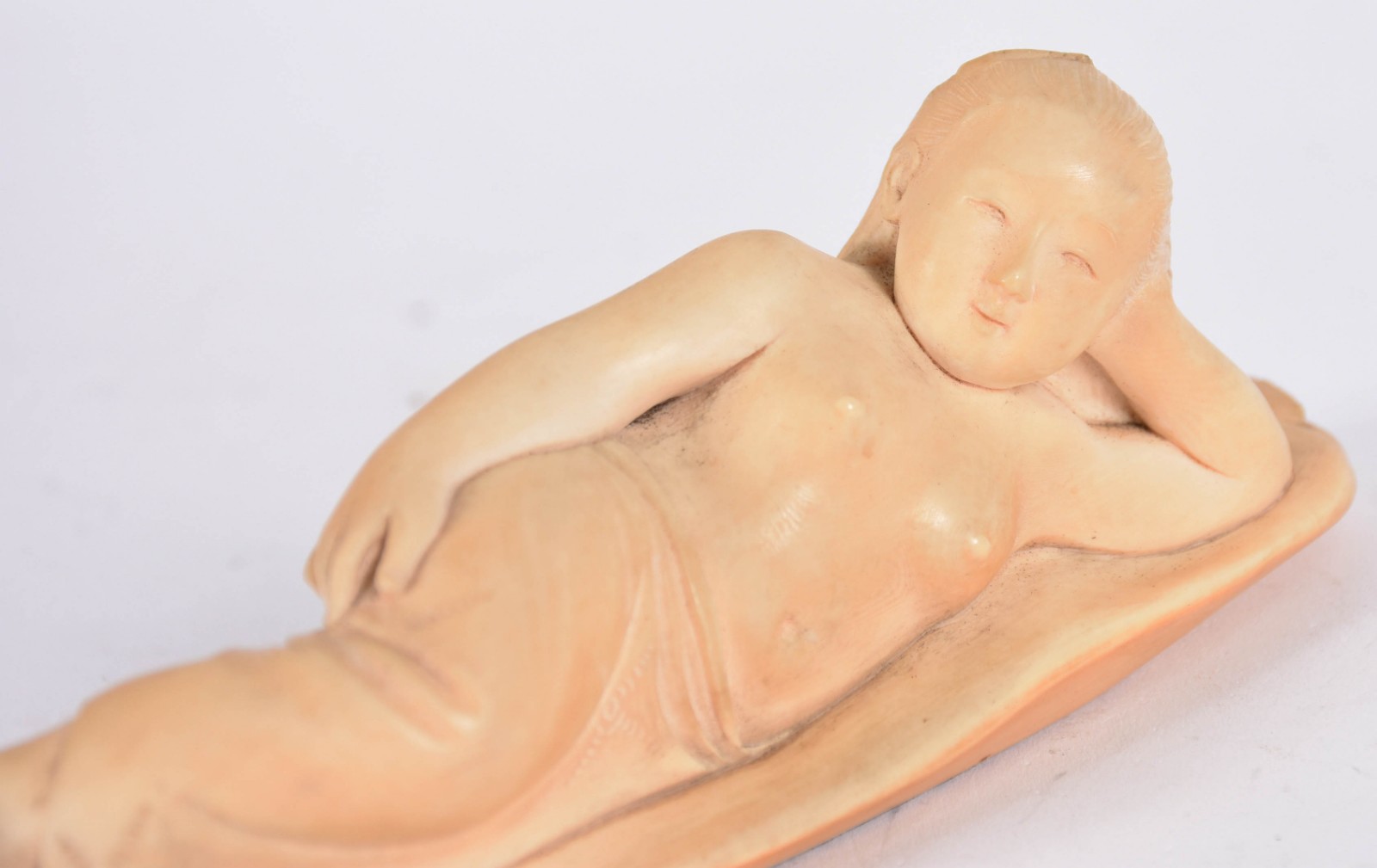 Estatueta de marfim chinês representando figura feminina deitada... - foto 2 de 4