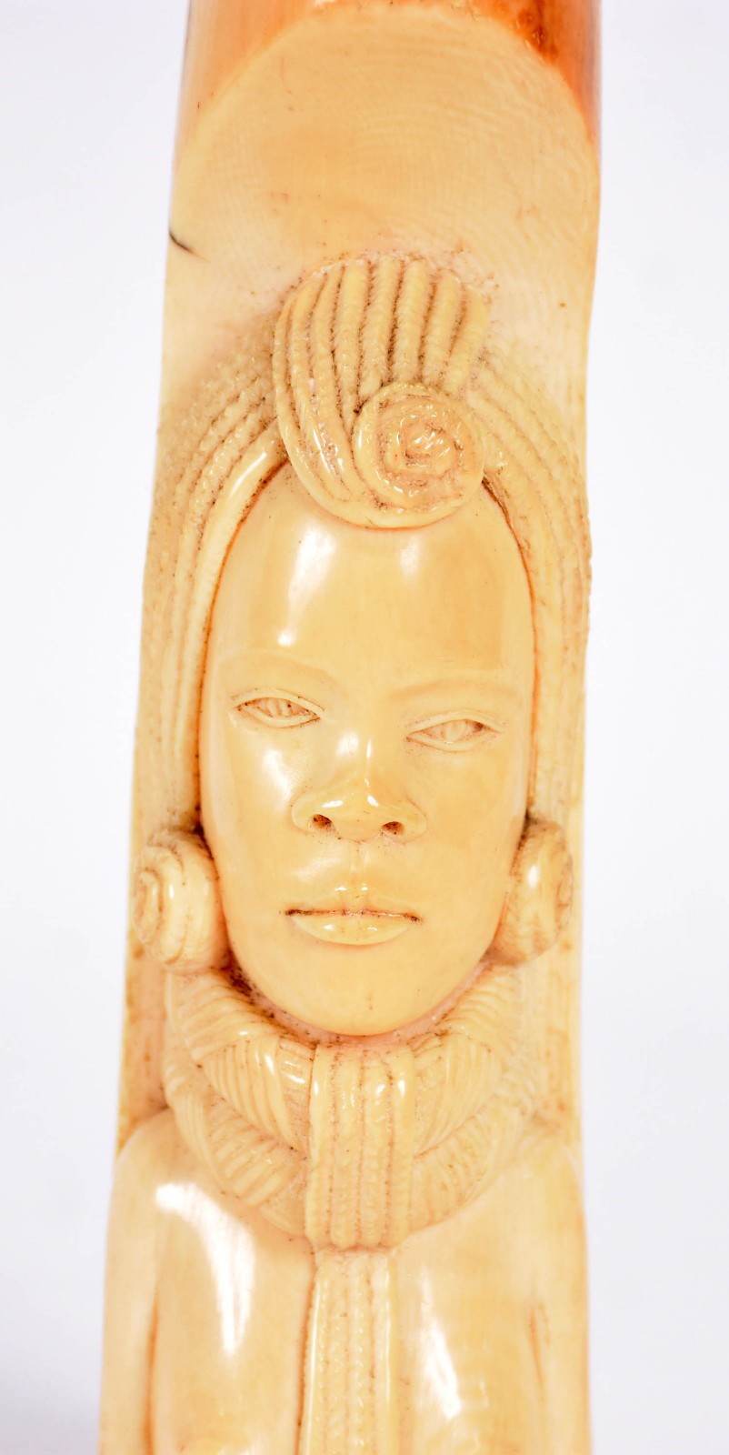 Estatueta de marfim representando mulher africana. - foto 2 de 5