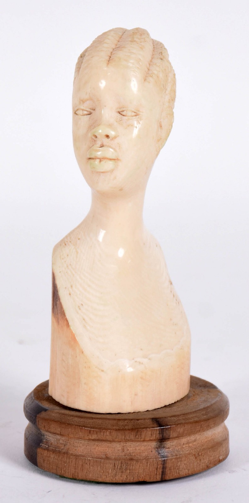 Busto de marfim representando mulher africana com base de madeira. - foto 1 de 3