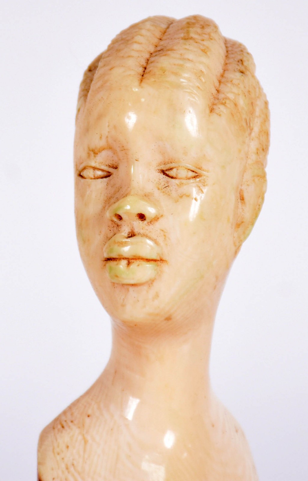 Busto de marfim representando mulher africana com base de madeira. - foto 2 de 3