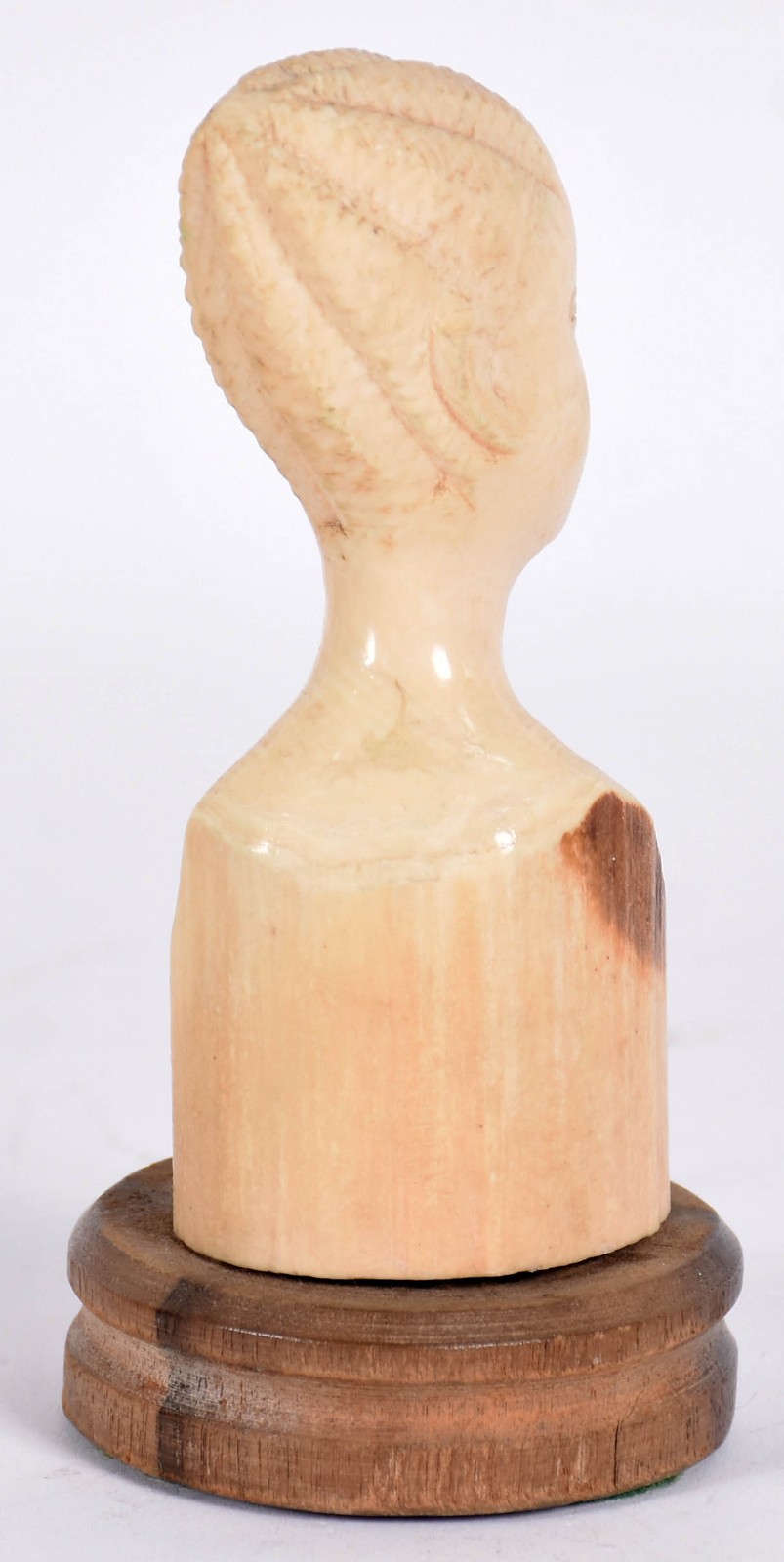 Busto de marfim representando mulher africana com base de madeira. - foto 3 de 3