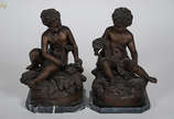 Duas estatuetas de bronze representando figura ... - Duas estatuetas de bronze representando figura feminina e menino com taça, bases de mármore. Alturas 27 cm.