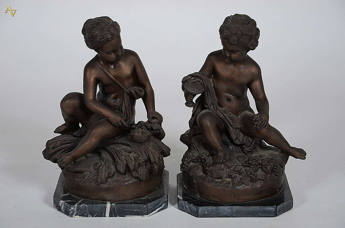 Duas estatuetas de bronze representando figura feminina e menino com... - foto 1 de 3