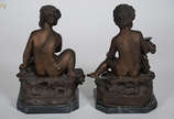 Duas estatuetas de bronze representando figura ... - Duas estatuetas de bronze representando figura feminina e menino com taça, bases de mármore. Alturas 27 cm.