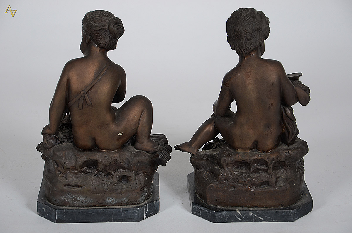 Duas estatuetas de bronze representando figura feminina e menino com... - foto 2 de 3