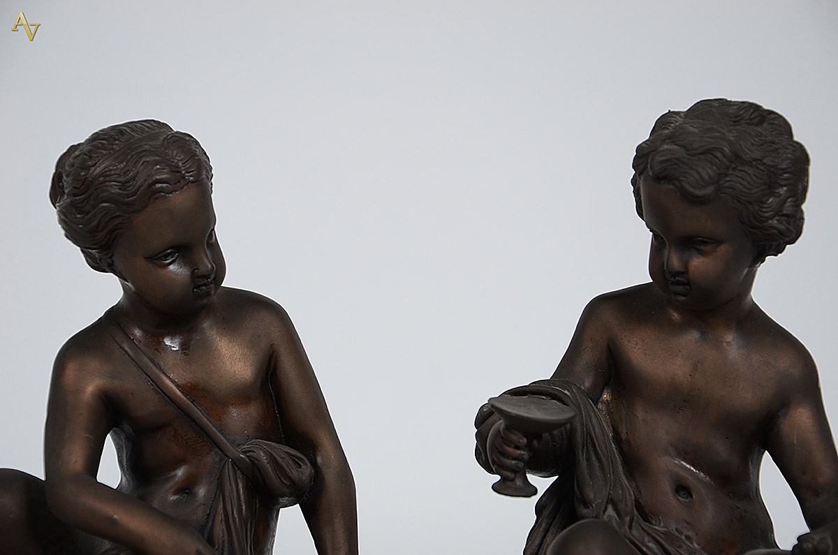 Duas estatuetas de bronze representando figura feminina e menino com... - foto 3 de 3