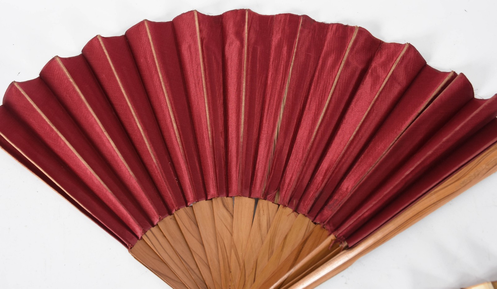 Quatro antigos leques diversos, sendo um de madre pérola do século... - foto 3 de 4