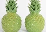 Dois abacaxis decorativos de cerâmica na cor ve... - Dois abacaxis decorativos de cerâmica na cor verde.