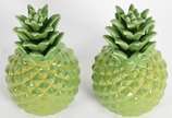 Dois abacaxis decorativos de cerâmica na cor ve... - Dois abacaxis decorativos de cerâmica na cor verde.
